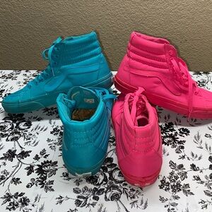 You get 2 pair of vans in this order 1 vans, 2 vans.. pink vans & blue vans!!🛹
